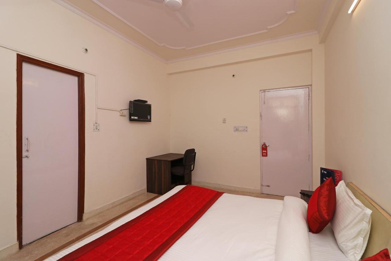 Oyo 11452 Golden Castle Lodge Indirapuram Bagian luar foto