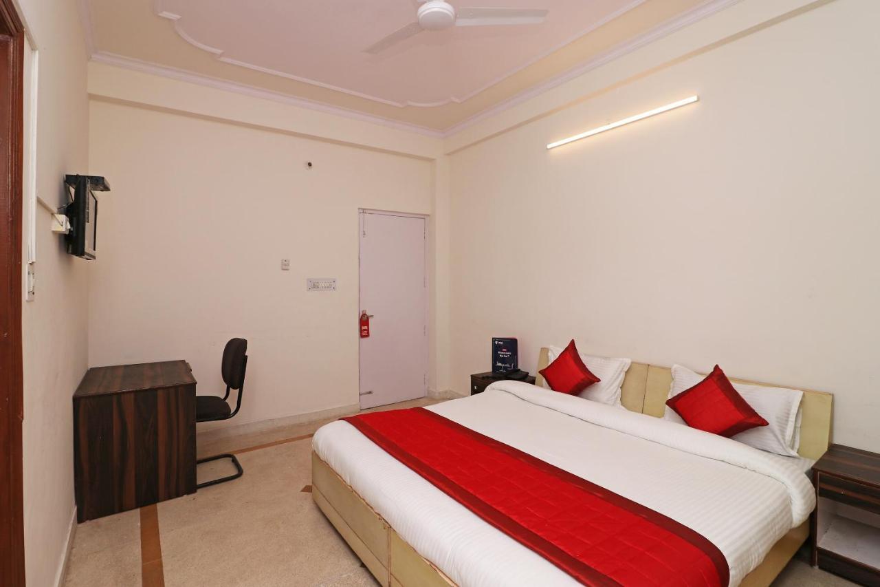 Oyo 11452 Golden Castle Lodge Indirapuram Bagian luar foto