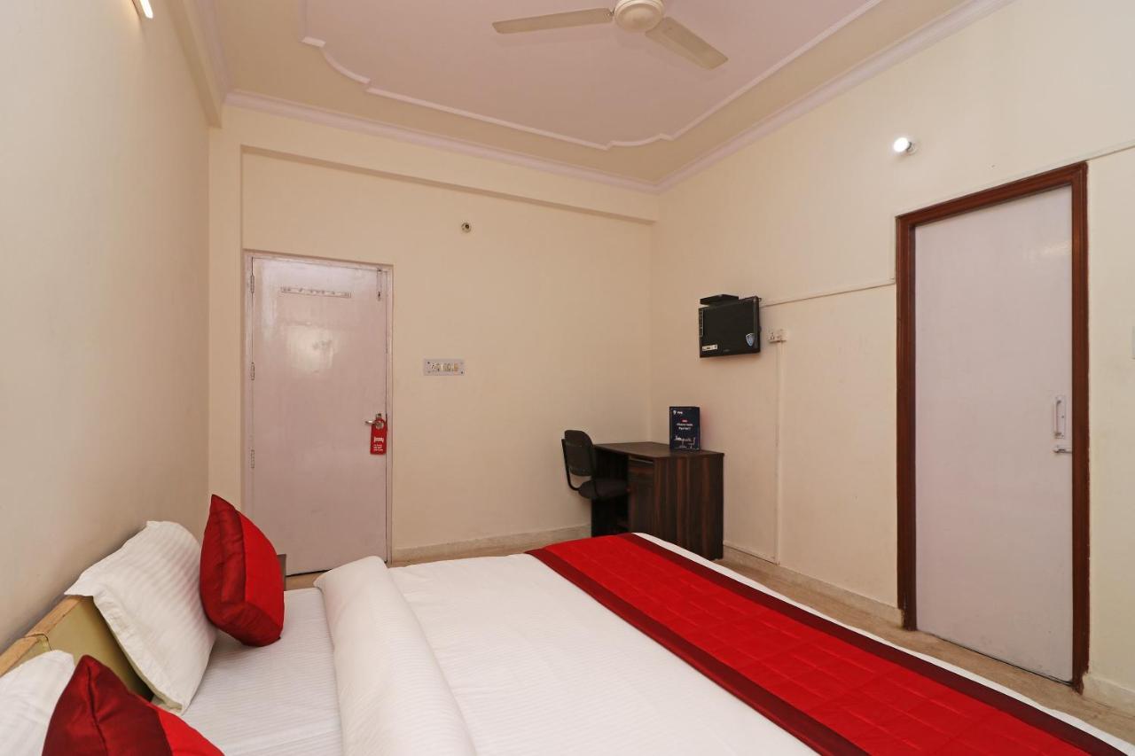 Oyo 11452 Golden Castle Lodge Indirapuram Bagian luar foto